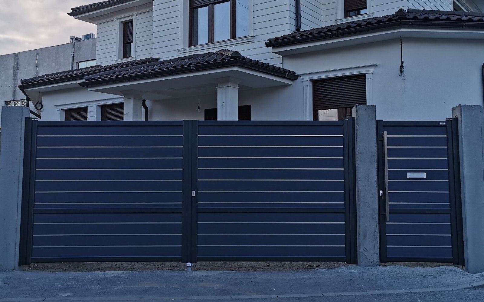 Poarta din aluminiu Batantă Model Suprem Danie House Sibiu Dublare 1