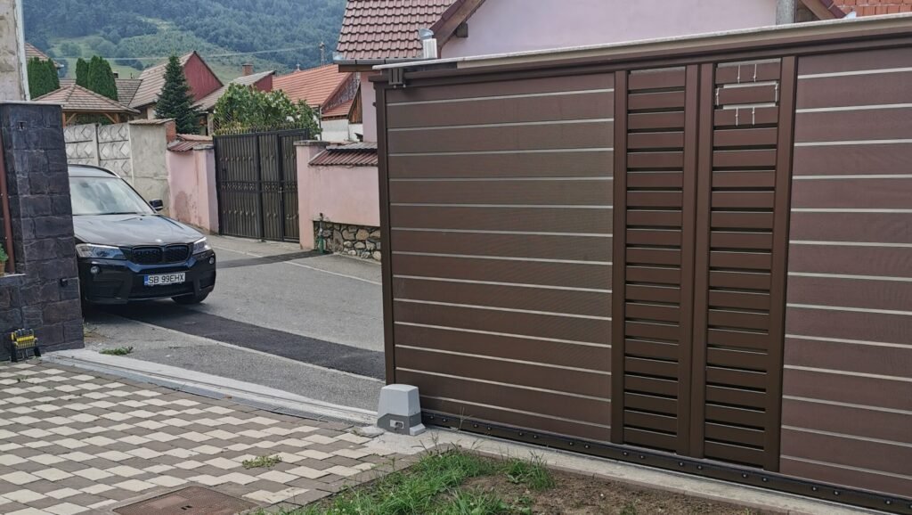 Poarta din aluminiu Culisantă Model Magneto Danie House Sibiu Interior
