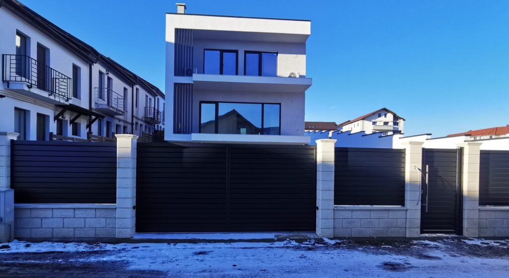 Poarta din aluminiu Batantă Model Suprem Danie House Sibiu exterior