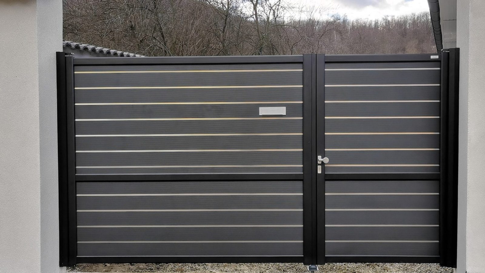 Poarta din aluminiu Batantă Model Supreme cu canate inegale Danie House Sibiu 1