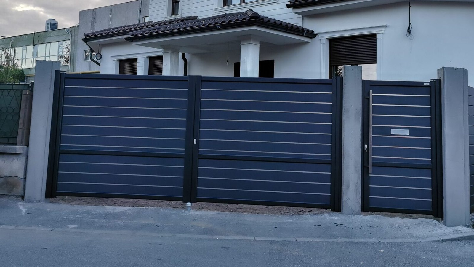 Poarta din aluminiu Batantă Model Suprem Danie House Sibiu Exterior