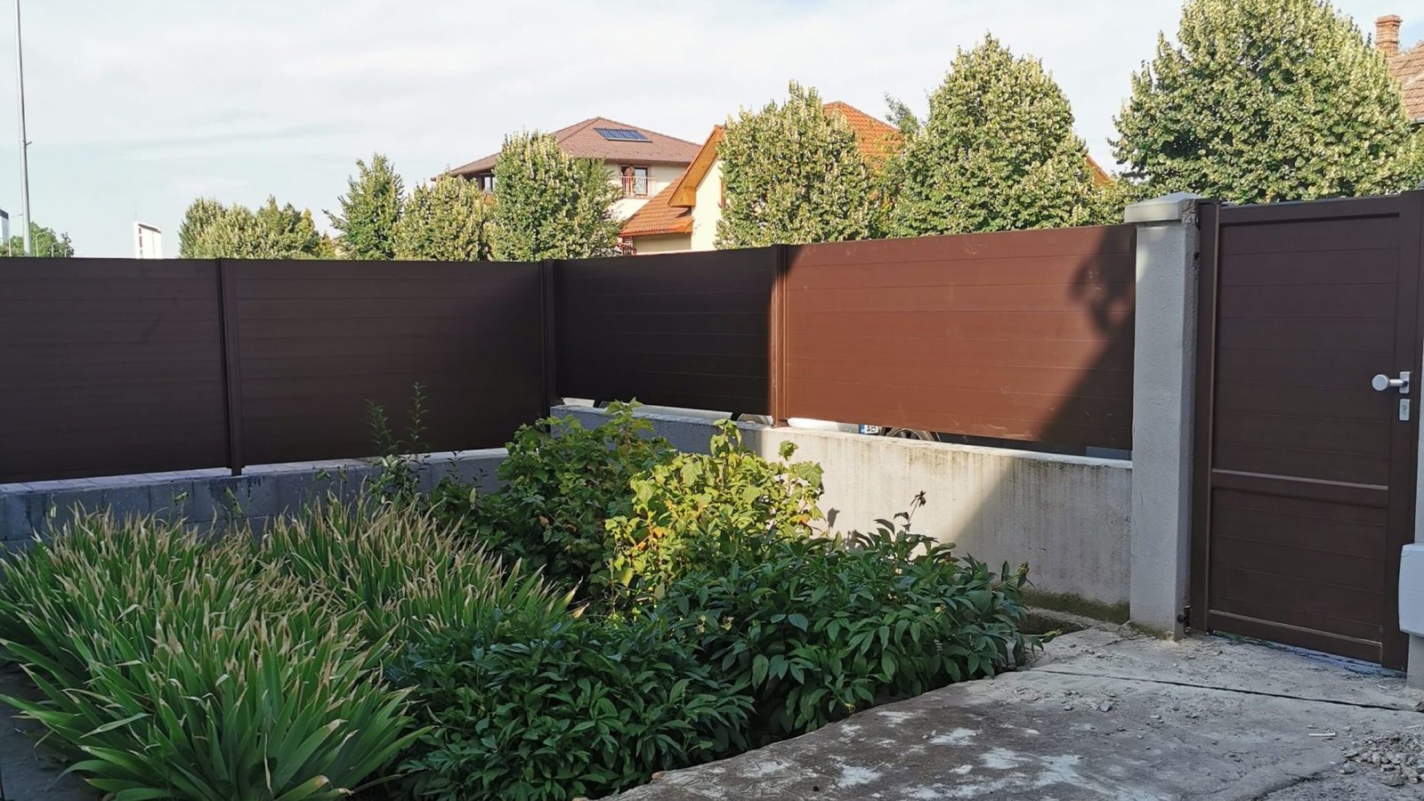 Poarta din aluminiu Batantă Model Compact Danie House Sibiu Gard Interior + Portiță