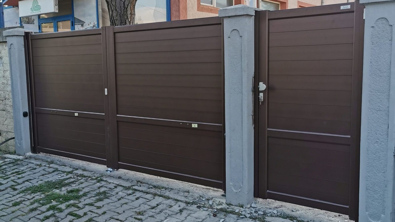 Poarta din aluminiu Batantă Model Prisma Danie House Sibiu Exterior Interior