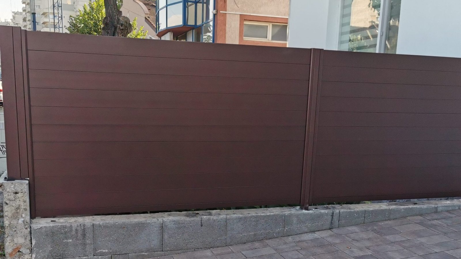 Poarta din aluminiu Batantă Model Prisma Danie House Sibiu Exterior Gard