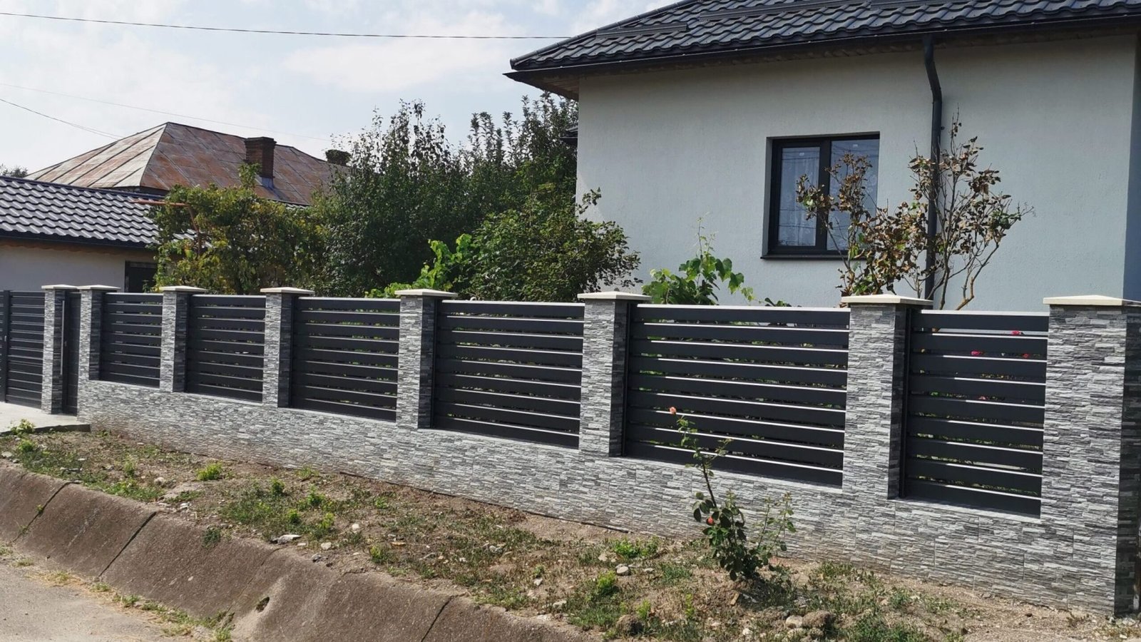 Poarta din aluminiu Batantă Model Prisma Espace 30 Danie House Sibiu Exterior Gard