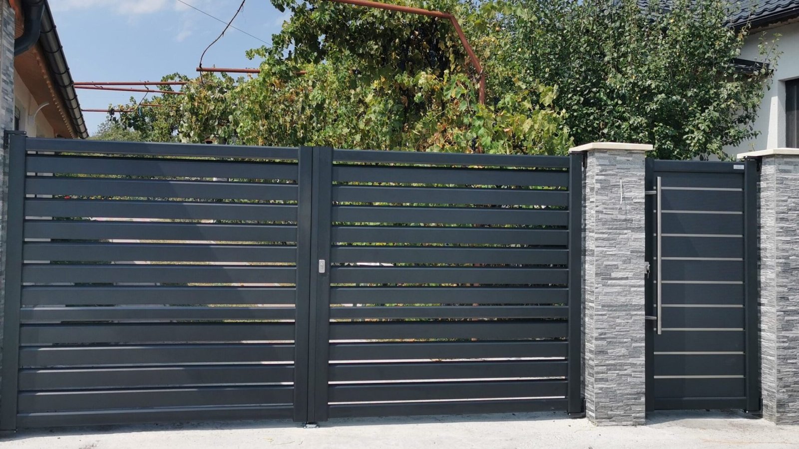Poarta din aluminiu Batantă Model Prisma Espace 30 Danie House Sibiu Exterior 2