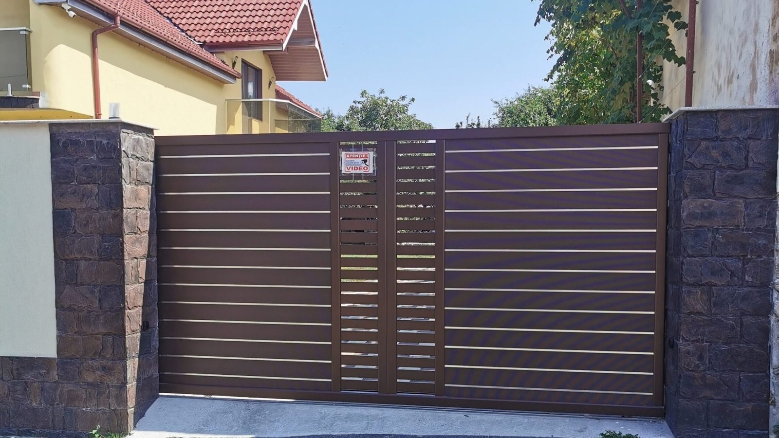 Poarta din aluminiu Culisantă Model Magneto Danie House Sibiu exterior