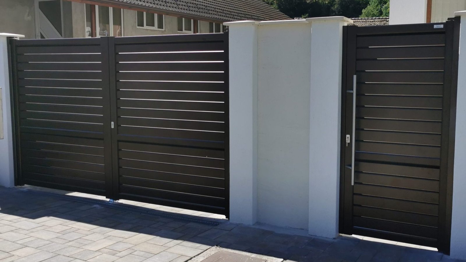Poarta din aluminiu Batantă Model Prisma Danie House Sibiu exterior
