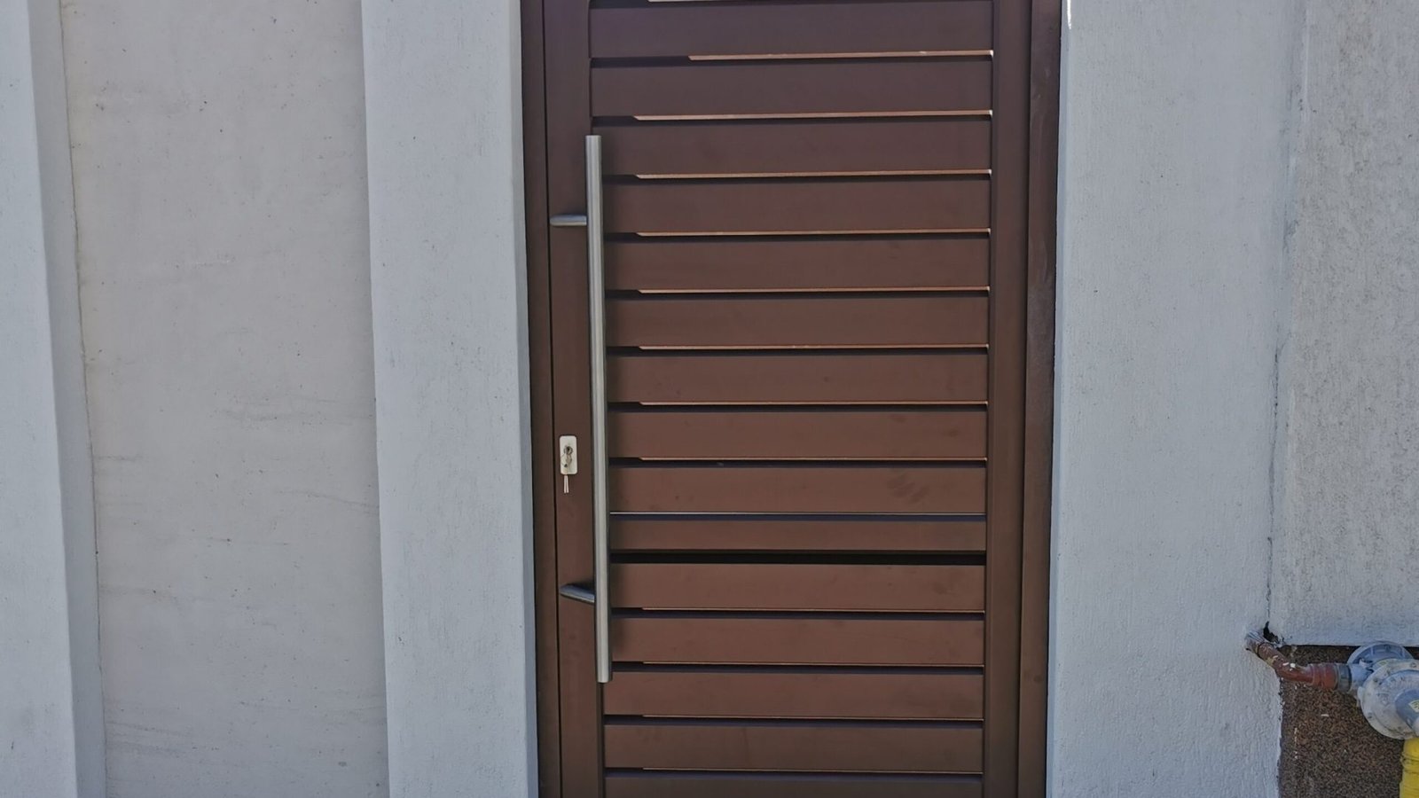 Poarta din aluminiu Batantă Model Prisma Danie House Sibiu Portiță