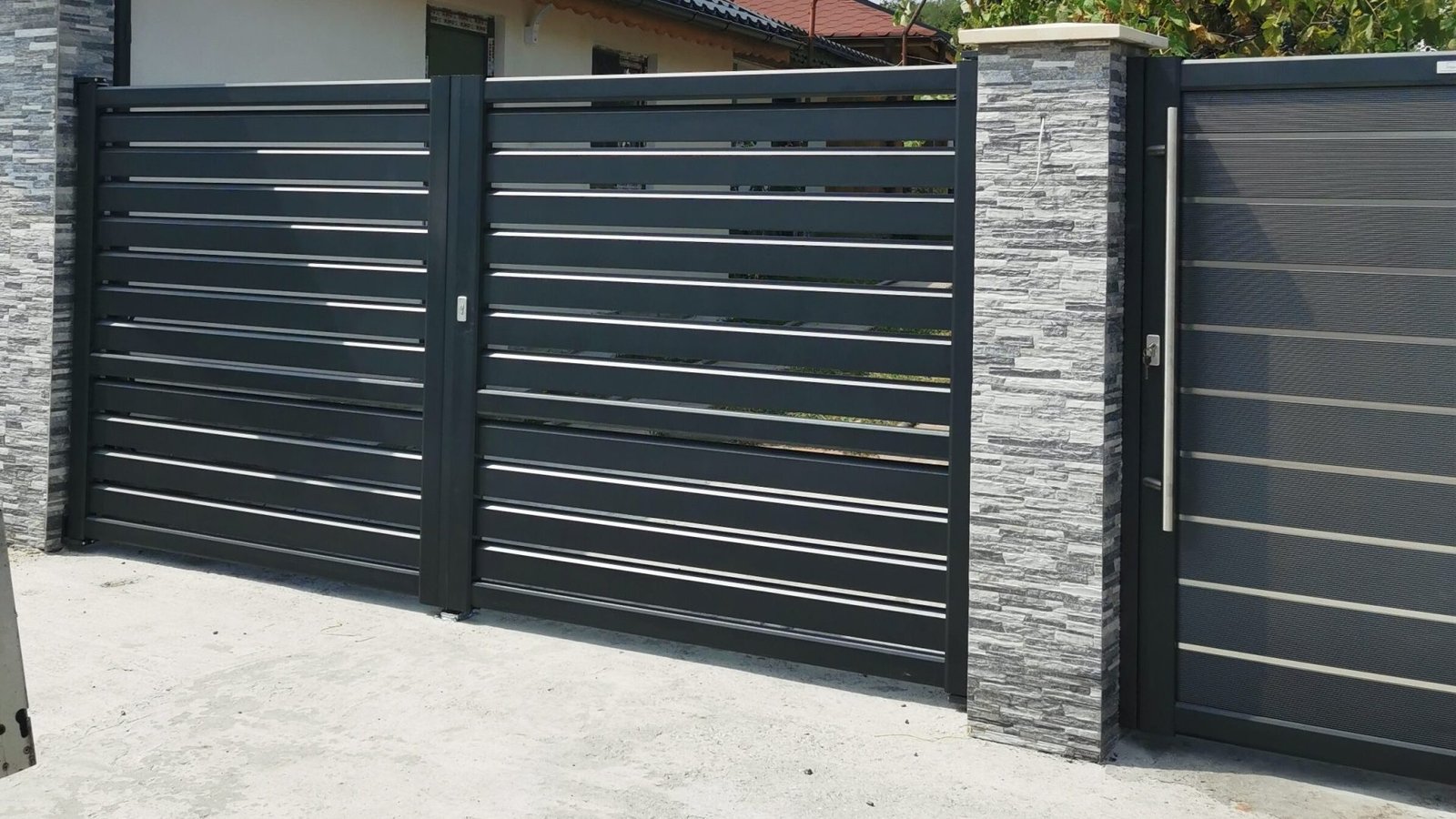 Poarta din aluminiu Batantă Model Prisma Espace 30 Danie House Sibiu Exterior