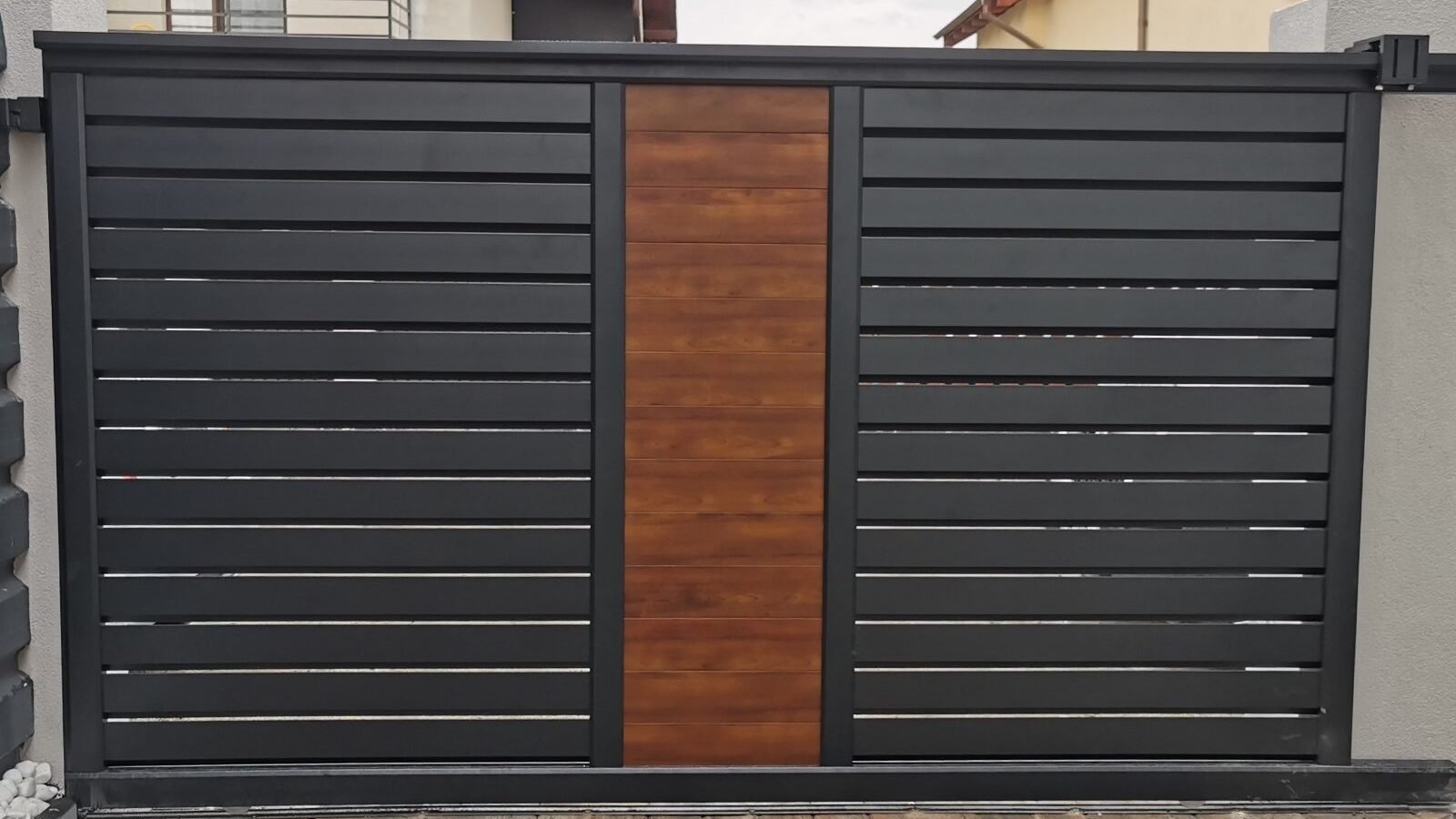 Prisma Ideea Wood - Poarta culisantă Daniel House Sibiu