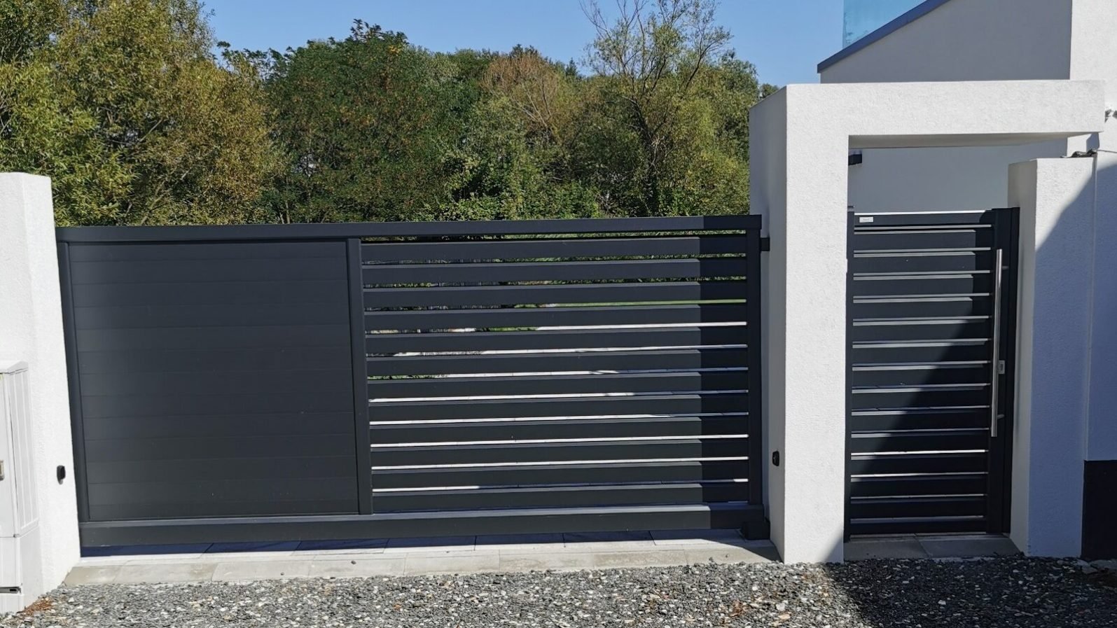 Prisma-Compact poarta autoportantă din aluminiu - Daniel House Sibiu